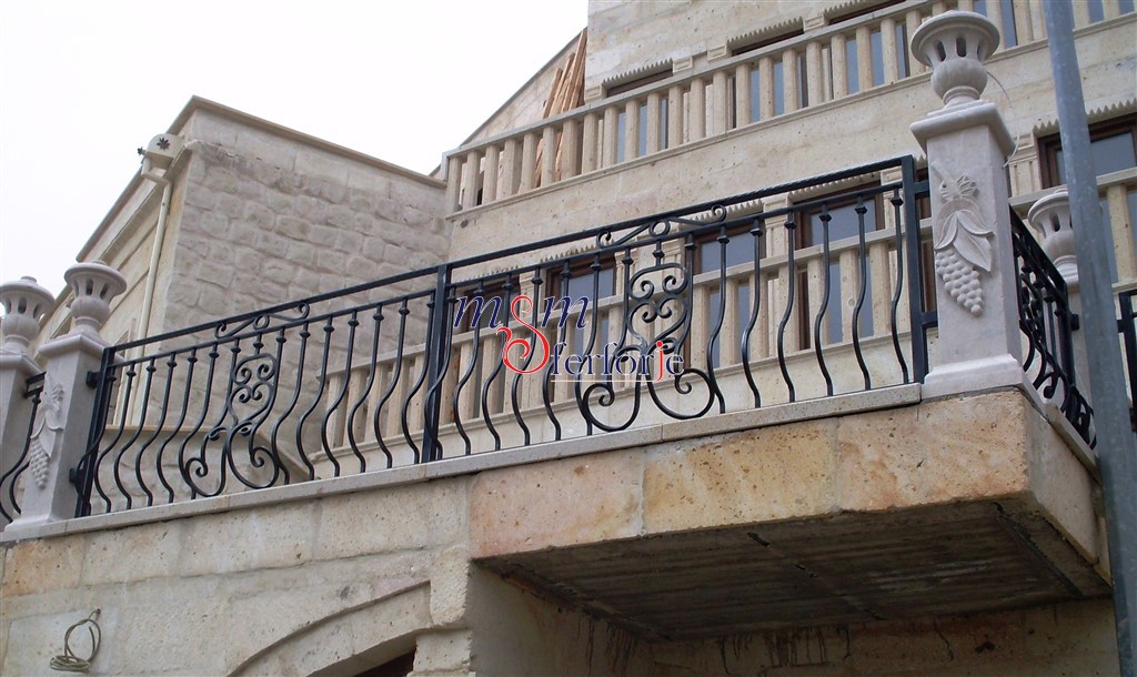 Klasik motifli ferforje balkon korkuluk modeli